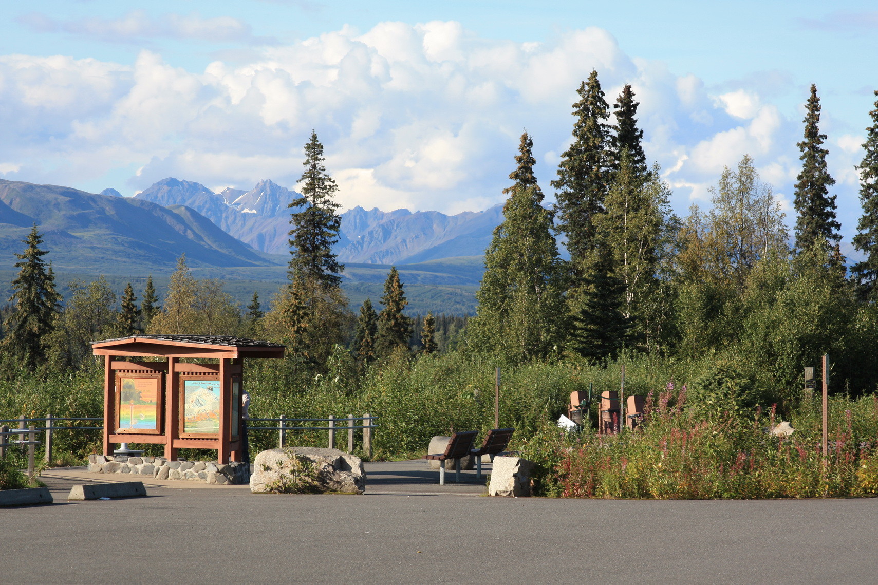 Parkplatz mit großartigem Ausblick am Denali Highway.