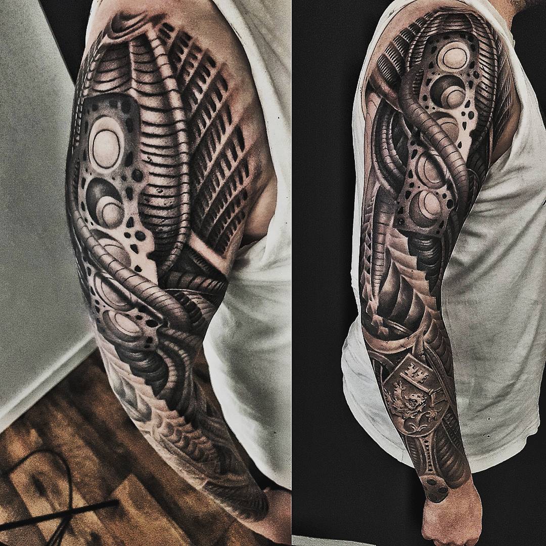 Motor Engine Kolben Bioorganik Horror Biomechanik Gothic Chaosgod Schulterplatte Kettenrüstung Tattoo Tätowierung Zahnrad Hamburg Josh Vangore