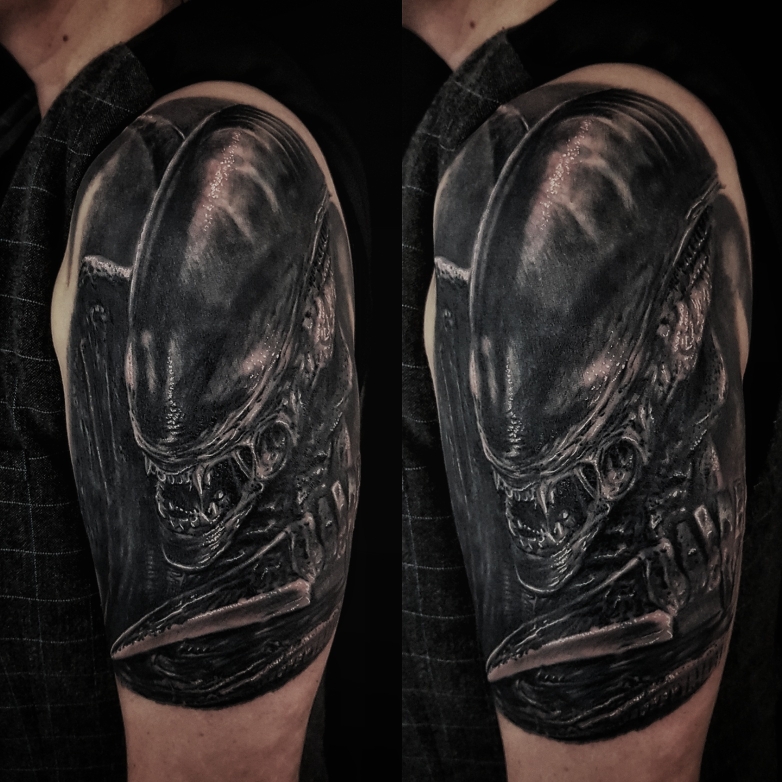 Alien Tattoo Josh Vangore Xenomorph Alien die Wiedergeburtg Giger Necronomicon finster böse diabolisch 