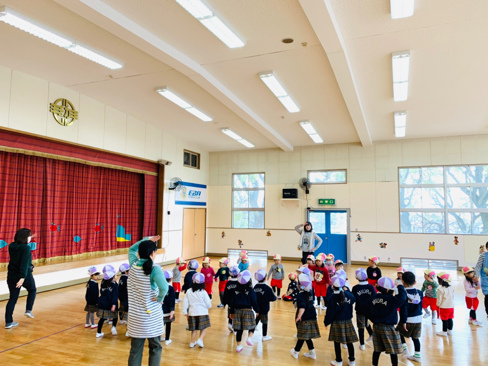 2月27日　年少組・未就園児クラスと一緒にディズニー体操！