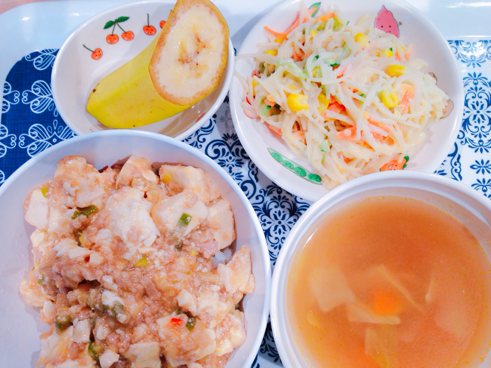 1月30日 麻婆豆腐丼、中華スープ、ビーフンと野菜のサラダ、バナナ