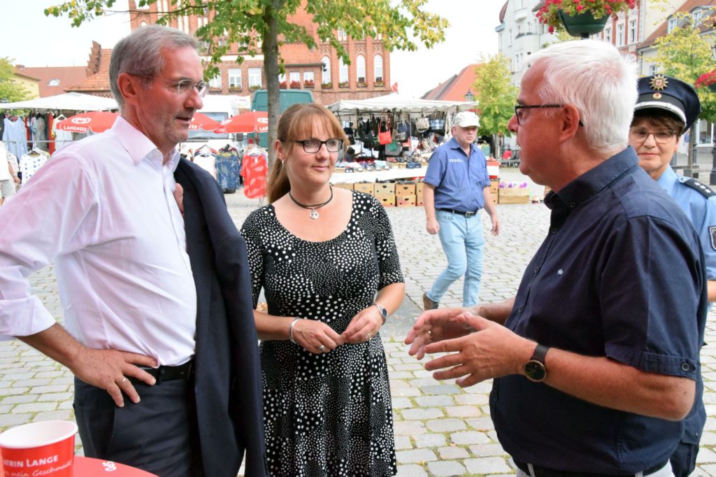 Katrin Lange mit Matthias Platzeck in ihrem Wahlkreis