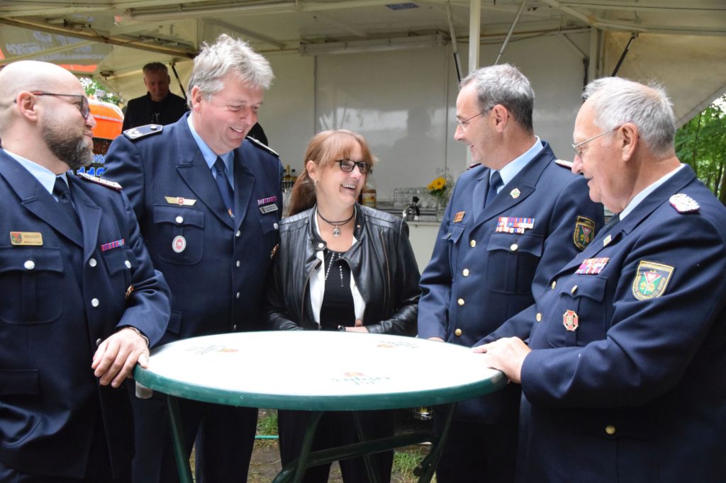 Katrin Lange im Gespräch mit Feuerwehrleuten