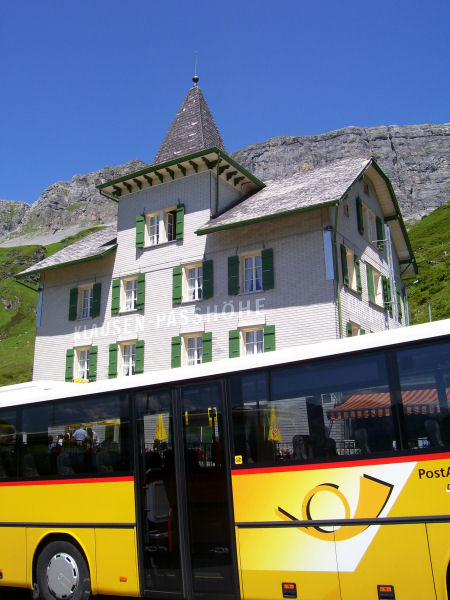 Onze eerste stop in Zwitserland op de Klausenpass. Op de pashoogte wil ik net een foto nemen van het hotel als er een bus tussen rijdt. Uiteindelijk toch een heel mooi plaatje geworden. Foto 2007