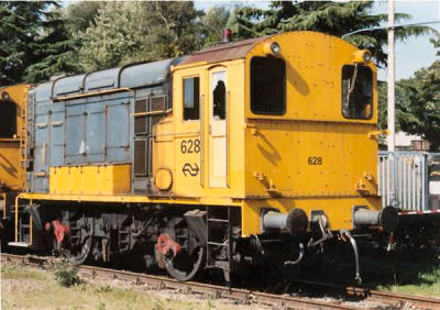 Locomotieven van de serie 600 zoals de 628 hierboven, staan buiten gebruik op het terrein.