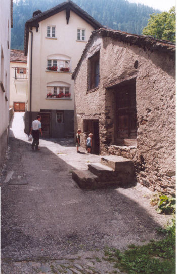 Kleine oude straatjes in Simplondorf