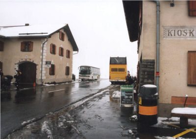 Postbus op de Fluelapashoogte, klaar voor vertrek naar Davos