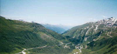 Furkapasweg en Grimselpasweg met Gletsch in het dal.