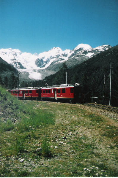 Trein van de RhB bij Morteratsch op de Berninapas 