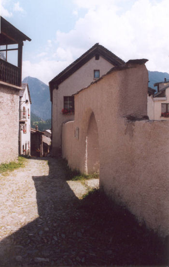 Ingang naar het oude Gasthof in Simplondorf