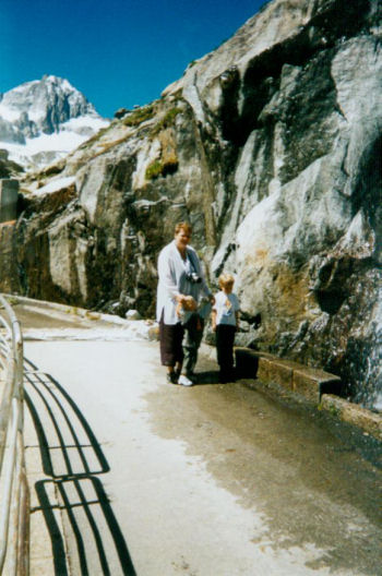 Foto van mijzelf met de kinderen bij de Rhonegletscher.