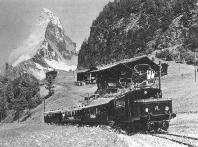 Electrische locomotief met trein en op de achtergrond de Matterhorn, foto BVZ