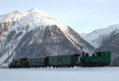 Heidi in de sneeuw bij binnenkomst in het Engardin