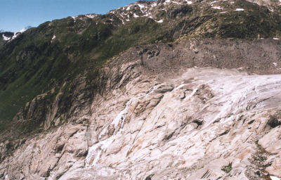 De staart van de Rhonegletscher is voor een groot deel weg in 2001