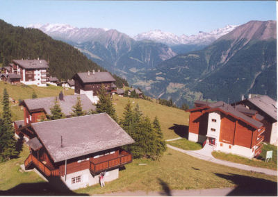 Dorpsgezicht Bettmeralp, met zicht op het Goms en de Berneralpen.