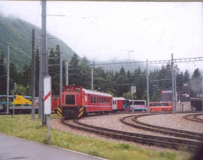 Station Andermatt, FO-Bahn locomotief staat klaar om enkele rijtuigen te rangeren. 