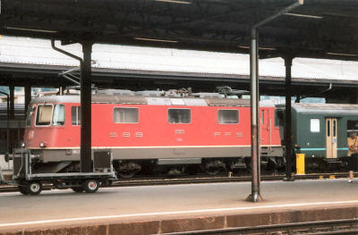 SBB locomotief met rijtuigen.