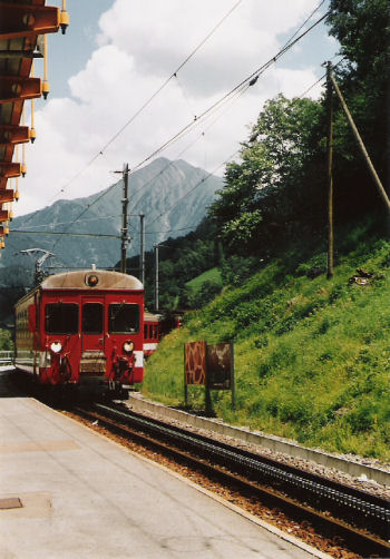 Fo-trein uit Oberwald opweg naar Brig, station Betten. foto 2001