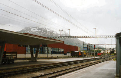 Foto zomer 2001; Een blik van het station richting St Moritz. De verse sneeuw op de bergen is die middag gevallen.