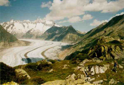 De Glacier Express glijdt door het Goms voorbij aan de grote Aletschgletscher, foto 2001