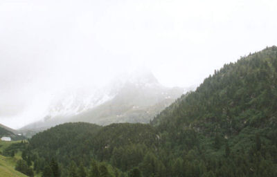 De toppen rondom de Albulapasweg in sneeuw gehuld.