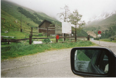 Albulapasweg gezien vanuit de auto op weg naar de pashoogte. 