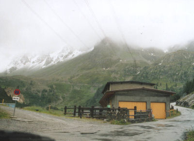 Albulapasweg in regen en natte sneeuw