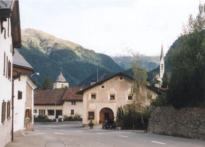 Hotel Adler en de kerk van Zernez
