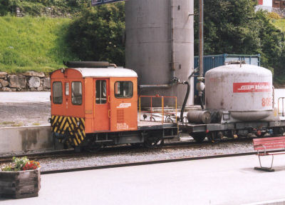 Loc Type RM3/2 met een cementwagon, moorkop genoemd.