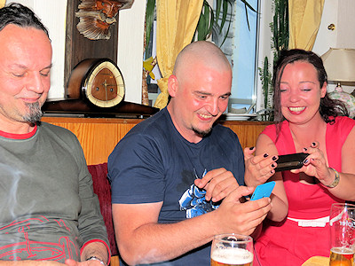 Am Stammtisch wurde getwittert, gebloggt ...