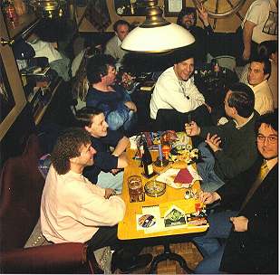 (von links vorne beginnend) Arnold (nicht DER), Antje, Franz, Roswitha (verdeckt), Michael (verdeckt), Thomas (im Eck, halb verdeckt), Adi (Victory), Heinz (kopflos), Daniela, Karl-Heinz, Hans, Wolfgang (rechts vorne) und Roman (unter der Lampe)