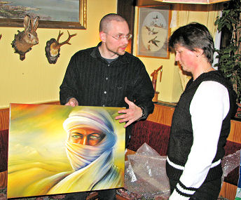 Irene begutachtet ihr Bild von Michael Gottfried