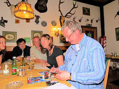 Uwe musste zahlreiche Autogramme geben.