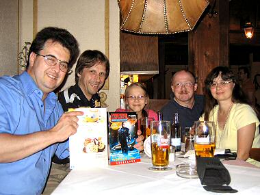 Kleiner, aber feiner Stammtisch in einem zünftigen bayrischen Gasthaus: Wolfgang, Erich, Nicole, Martin, Claudia (v.l.n.r.)