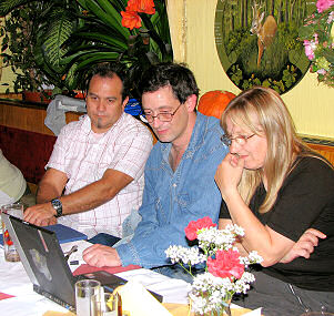 Karl Heinz mit Gregor und Sissy beim Schauen des Andromeda-Films von Raimund