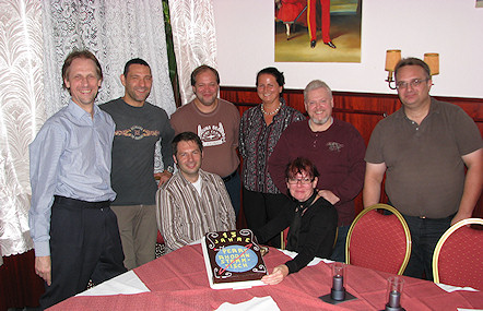 15 Jahre Wiener PERRY RHODAN-Stammtisch Erich, Roman, Thomas K., Irene, Emanuel, Uller (v.l.n.r. stehend), vorne sitzend Gerald B. und Roswitha