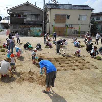 7月13日　園庭が固いのでつるはしも使いました。