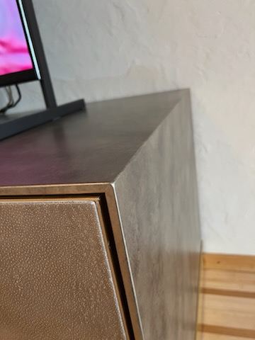 Enfilade de style Armani - façades habillé de cuir, socle en bronze et finition métal tamponnée