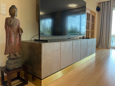 Enfilade de style Armani - façades habillé de cuir, socle en bronze et finition métal tamponnée