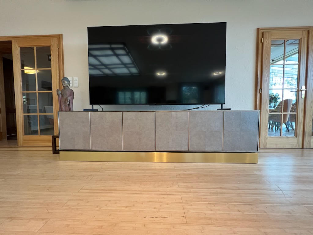 Enfilade de style Armani - façades habillées de cuir, socle en bronze et finition métal tamponnée - vernis mat