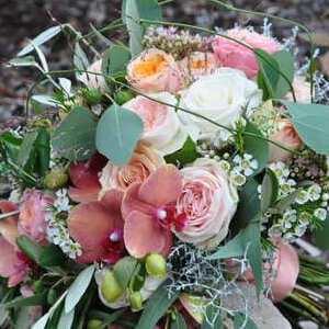 Brautstrauß rund gebunden in Roséfarben und mit Eukalyptusblättern