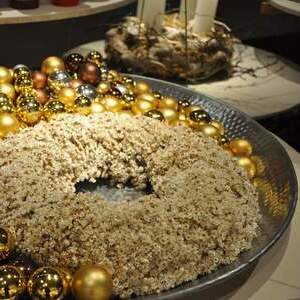 Dekokranz in Schale mit Glixiablüten und goldenen Weihnachstkugeln