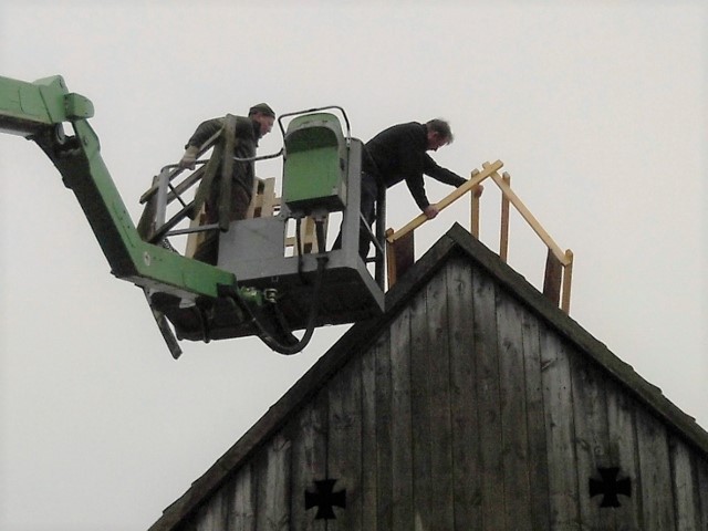 Ein neues Holzgestell (ein sogenannter Dachreiter) wird hier auf ein Scheunendach aufgesetzt
