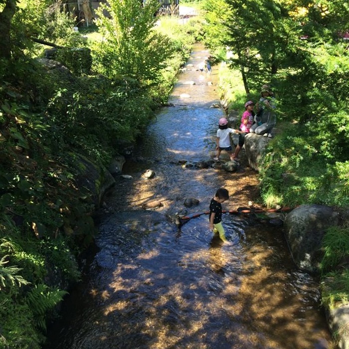 小さなお子様も川遊び　川魚つかみ取り