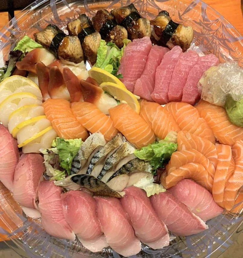 Deluxe party tray　$119.99