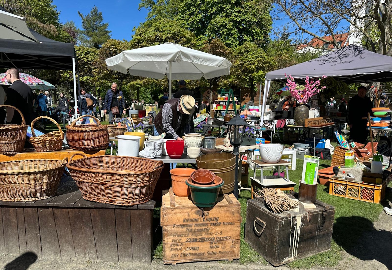 Trödeln auf dem Gartenmarkt in Gohlis