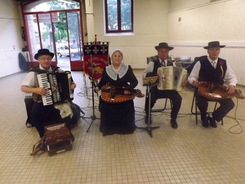  groupe folklorique en dordogne  les ménestrels sarladais danse et musique  chants traditionnel folklorique costumes traditionnels occitan folklore en périgord noir