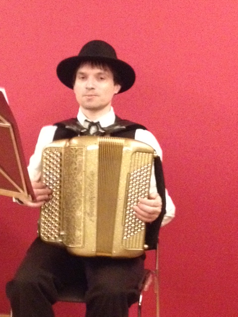 Groupe folklorique les ménestrels sarladais, musiciens et chanteurs de folklore, les instruments traditionnel l'accordéon diatonique et chromatique la vielle, les costumes traditionnel du Périgord noir, 