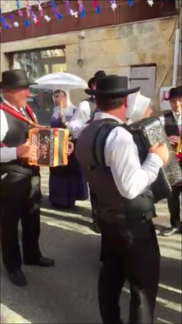 Félibrée en Périgord fête occitane groupe folklorique de sarlat les ménestrels sarladais, folklore tradition cabrette accordéon vielle diatonique 