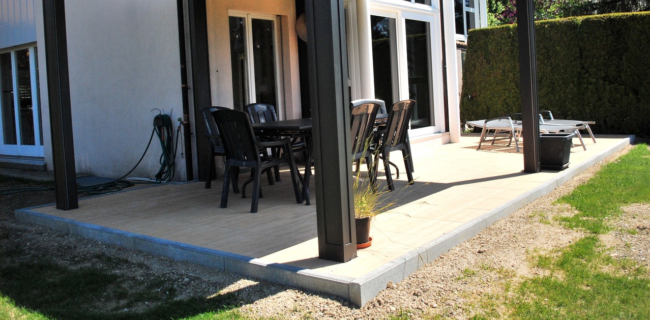 une terrasse, dalles béton imitation bois JardinVivace une terrasse, dalles béton imitation bois JardinVivace